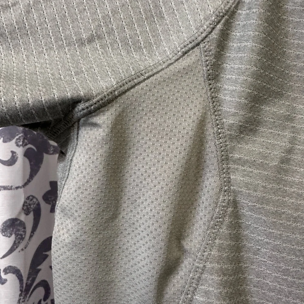 EUC Champion Gray Short Sleeve Performance Tee with Textured Design Size L - Picture 3 of 4